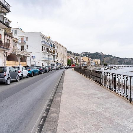 Giardini Naxos Lovely Flat In Front Of The Beach Екстериор снимка